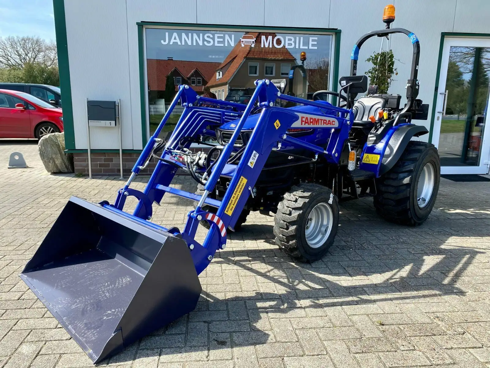 Jannsen_Automobile_Landmaschinen_Sortiment_Farmtrac26_Frontlader_Industriebereifung_01