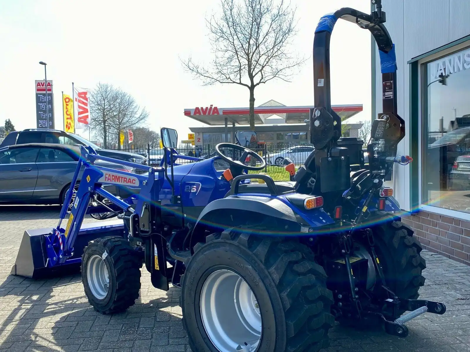 Jannsen_Automobile_Landmaschinen_Sortiment_Farmtrac26_Frontlader_Industriebereifung_02
