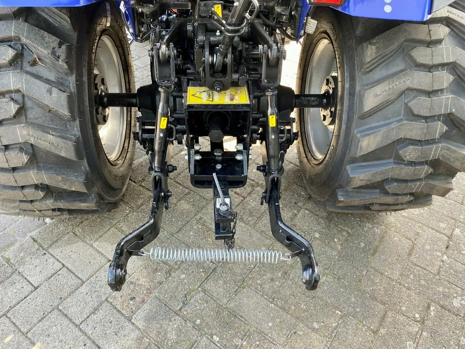 Jannsen_Automobile_Landmaschinen_Sortiment_Farmtrac26_Frontlader_Industriebereifung_03