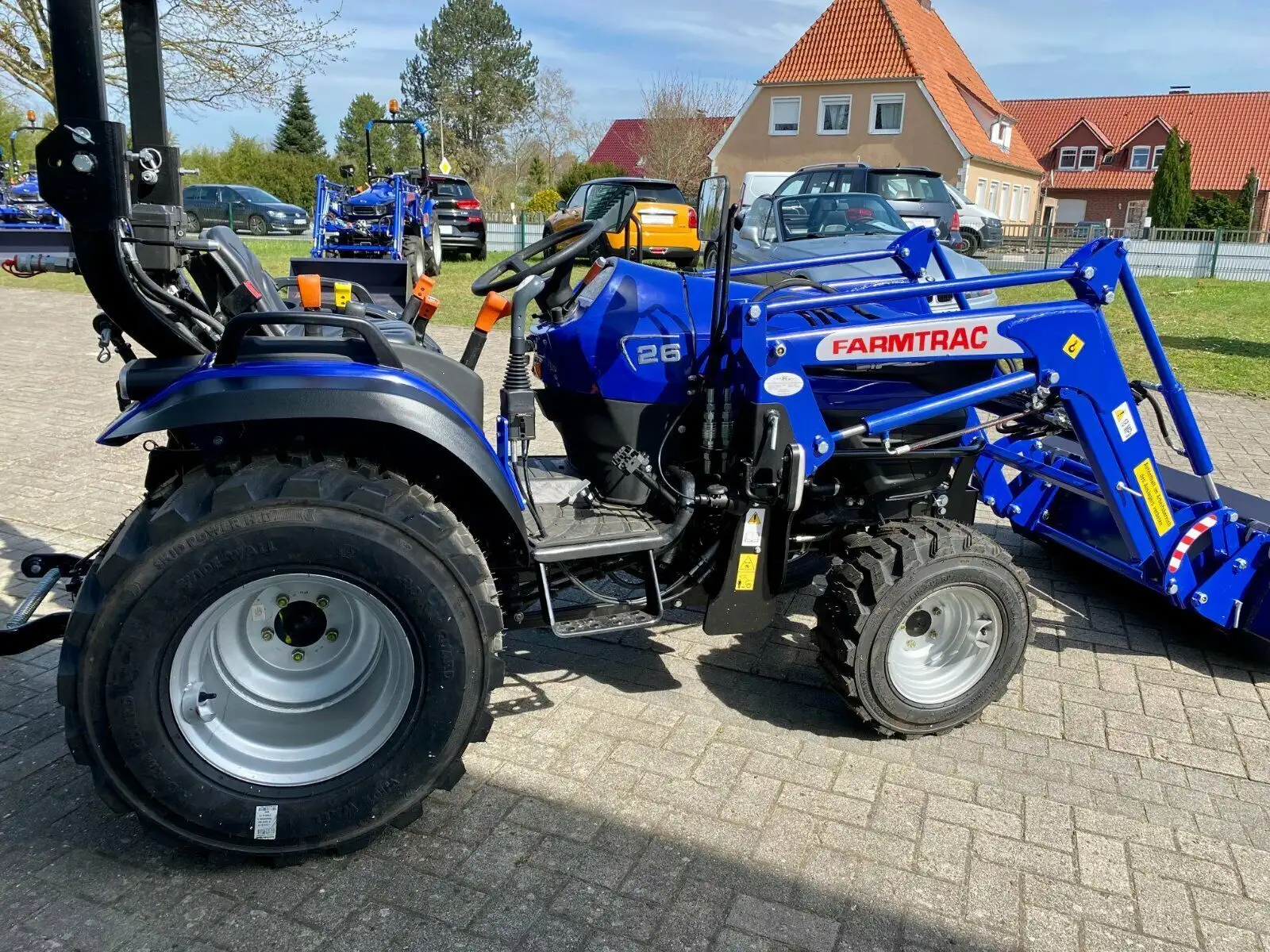 Jannsen_Automobile_Landmaschinen_Sortiment_Farmtrac26_Frontlader_Industriebereifung_05