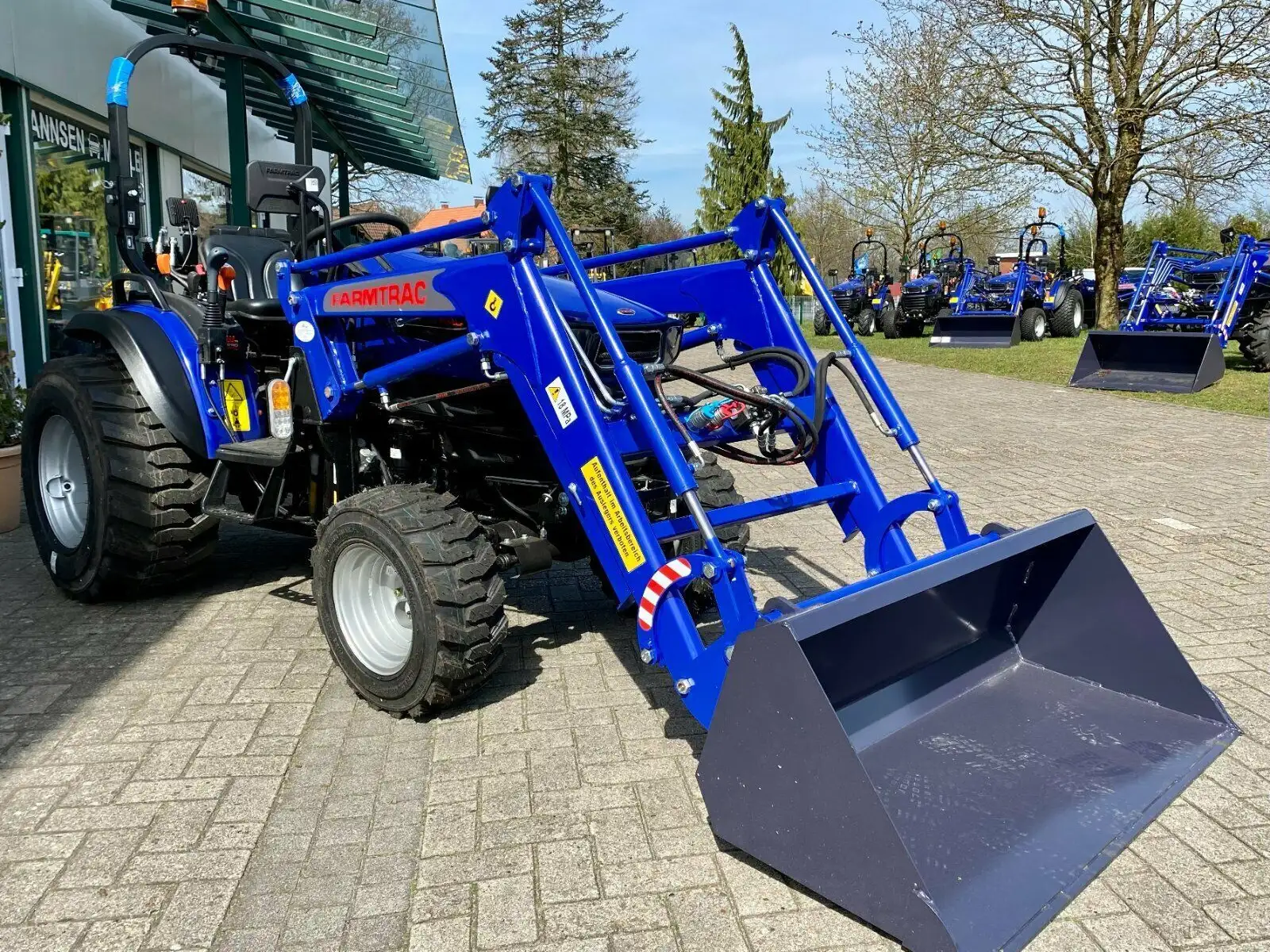 Jannsen_Automobile_Landmaschinen_Sortiment_Farmtrac26_Frontlader_Industriebereifung_06