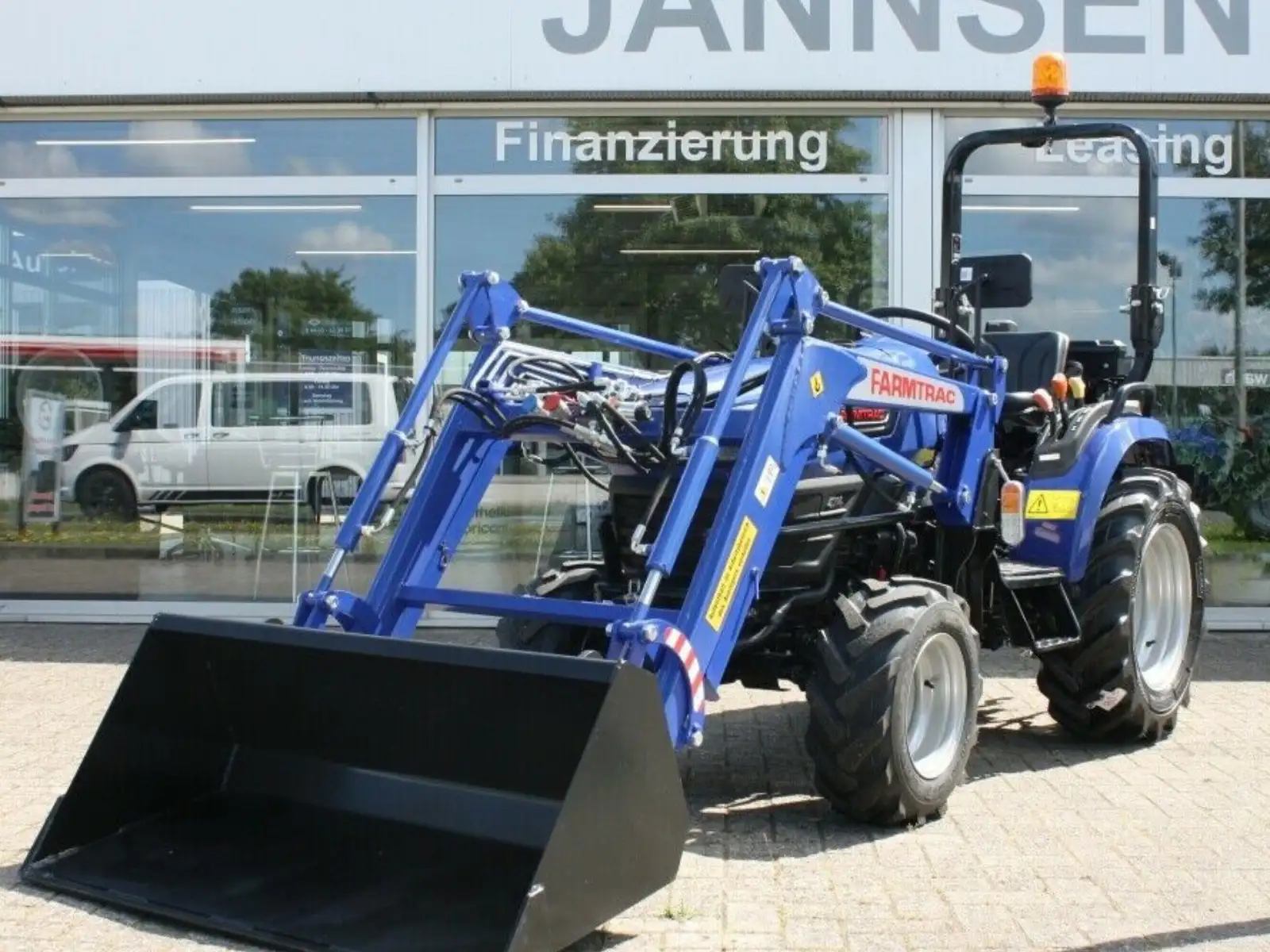 Jannsen_Automobile_Landmaschinen_Sortiment_Farmtrac26_Frontlader_Radialbereifung_01