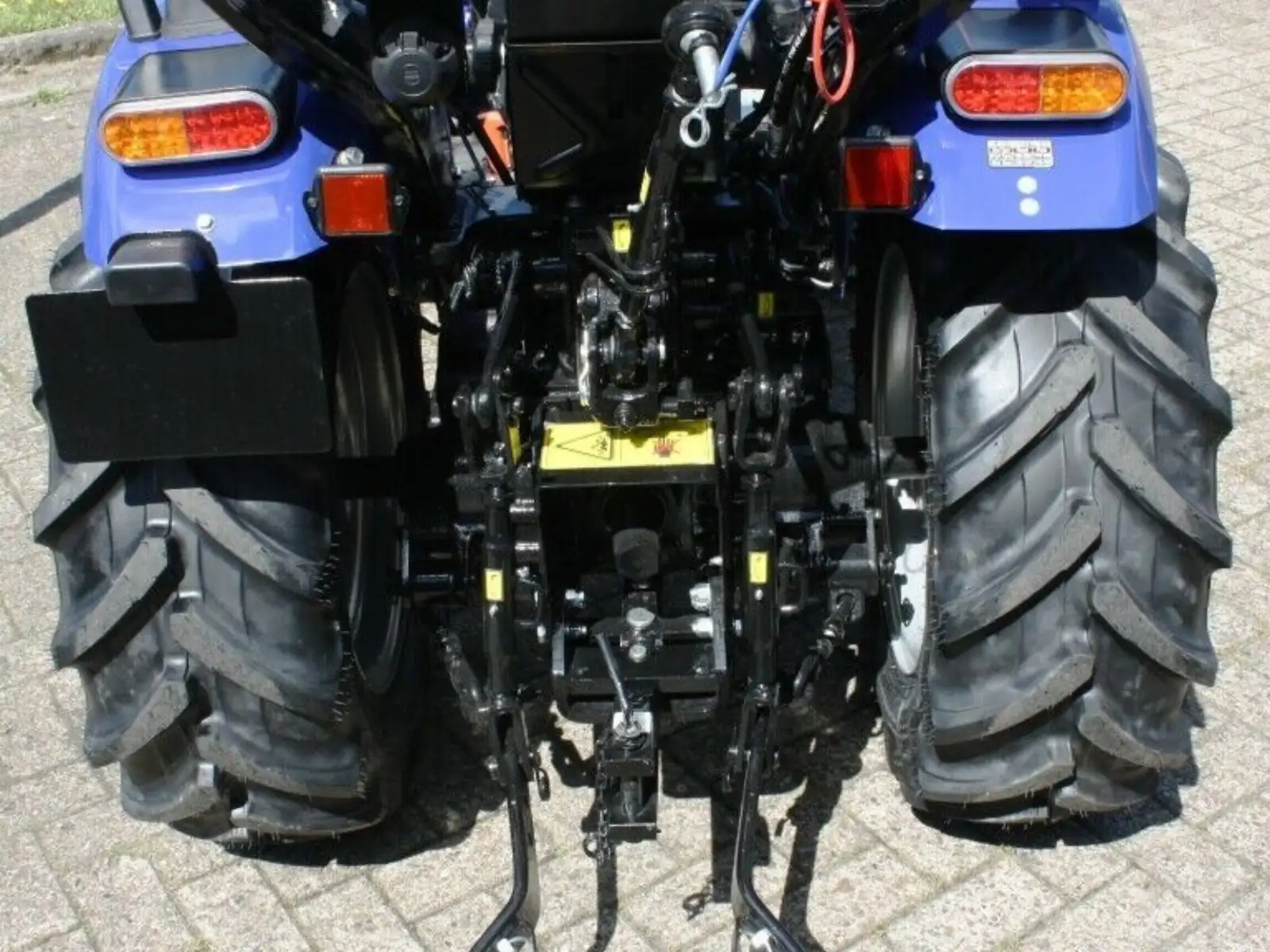 Jannsen_Automobile_Landmaschinen_Sortiment_Farmtrac26_Frontlader_Radialbereifung_02