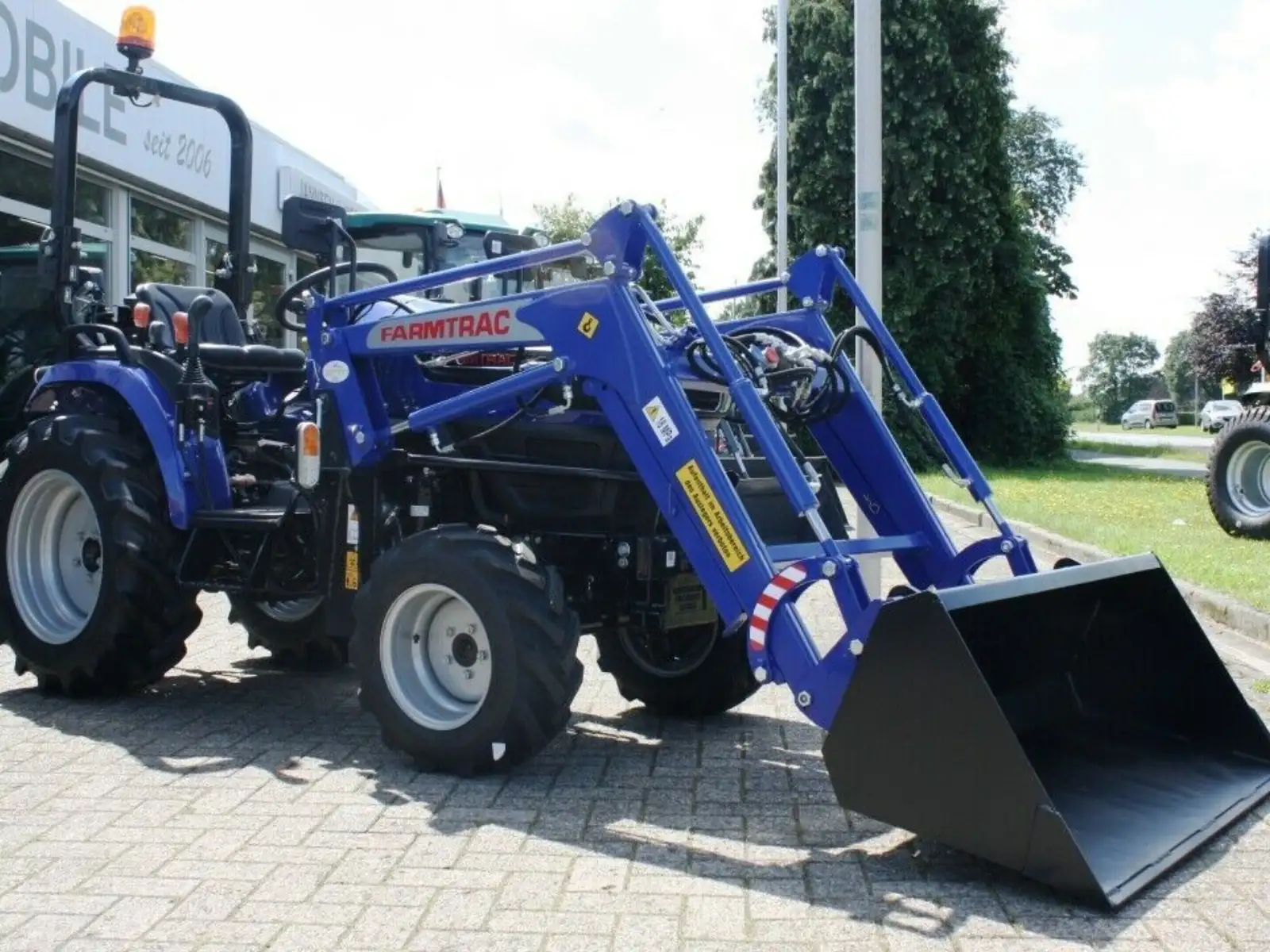 Jannsen_Automobile_Landmaschinen_Sortiment_Farmtrac26_Frontlader_Radialbereifung_03