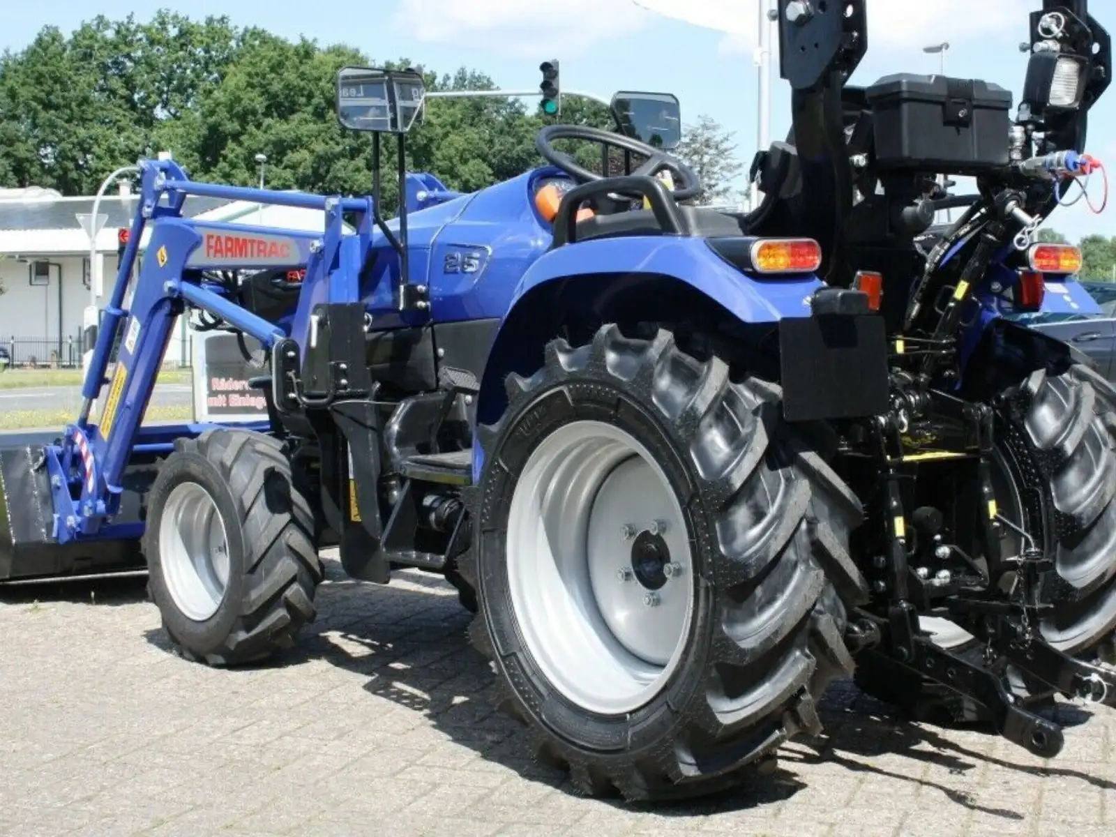 Jannsen_Automobile_Landmaschinen_Sortiment_Farmtrac26_Frontlader_Radialbereifung_04