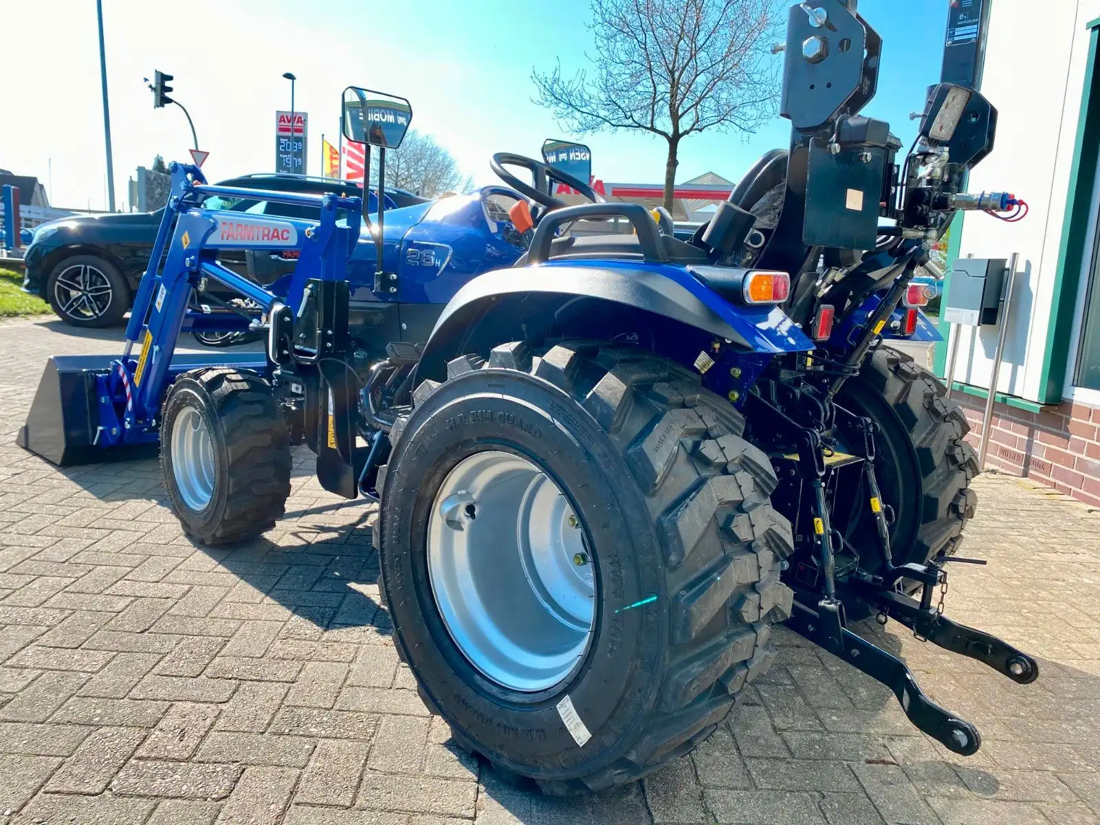 Jannsen_Automobile_Landmaschinen_Sortiment_Farmtrac26_HST_Frontlader_Industriebereifung_01