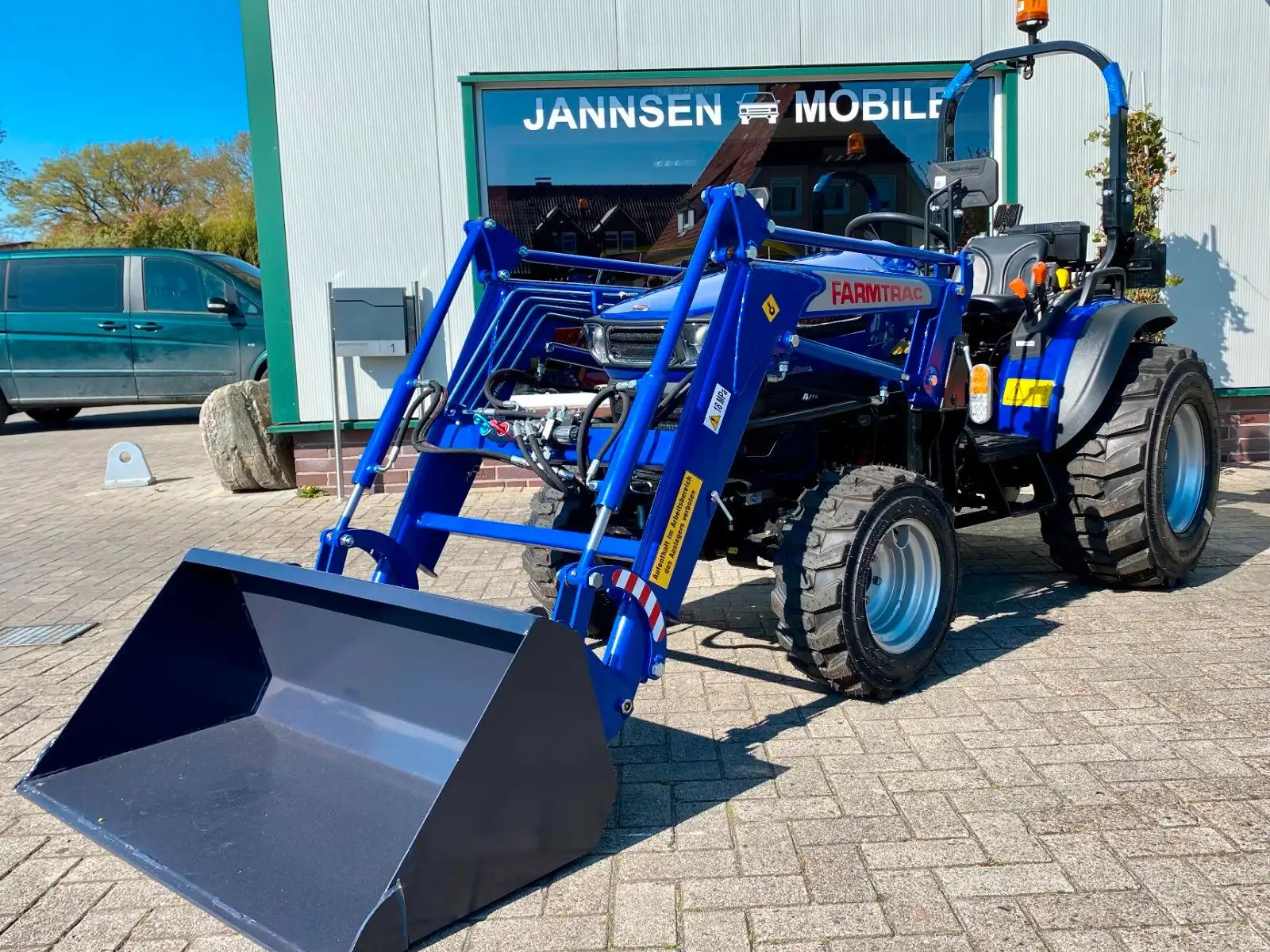 Jannsen_Automobile_Landmaschinen_Sortiment_Farmtrac26_HST_Frontlader_Industriebereifung_06