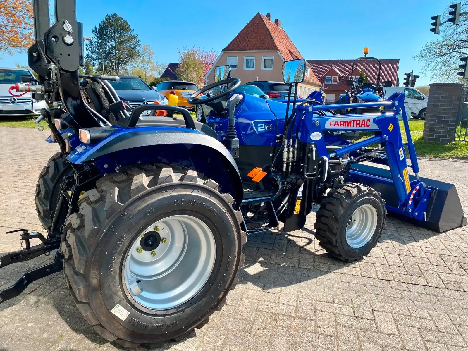 Jannsen_Automobile_Landmaschinen_Sortiment_Farmtrac26_HST_Frontlader_Industriebereifung_11
