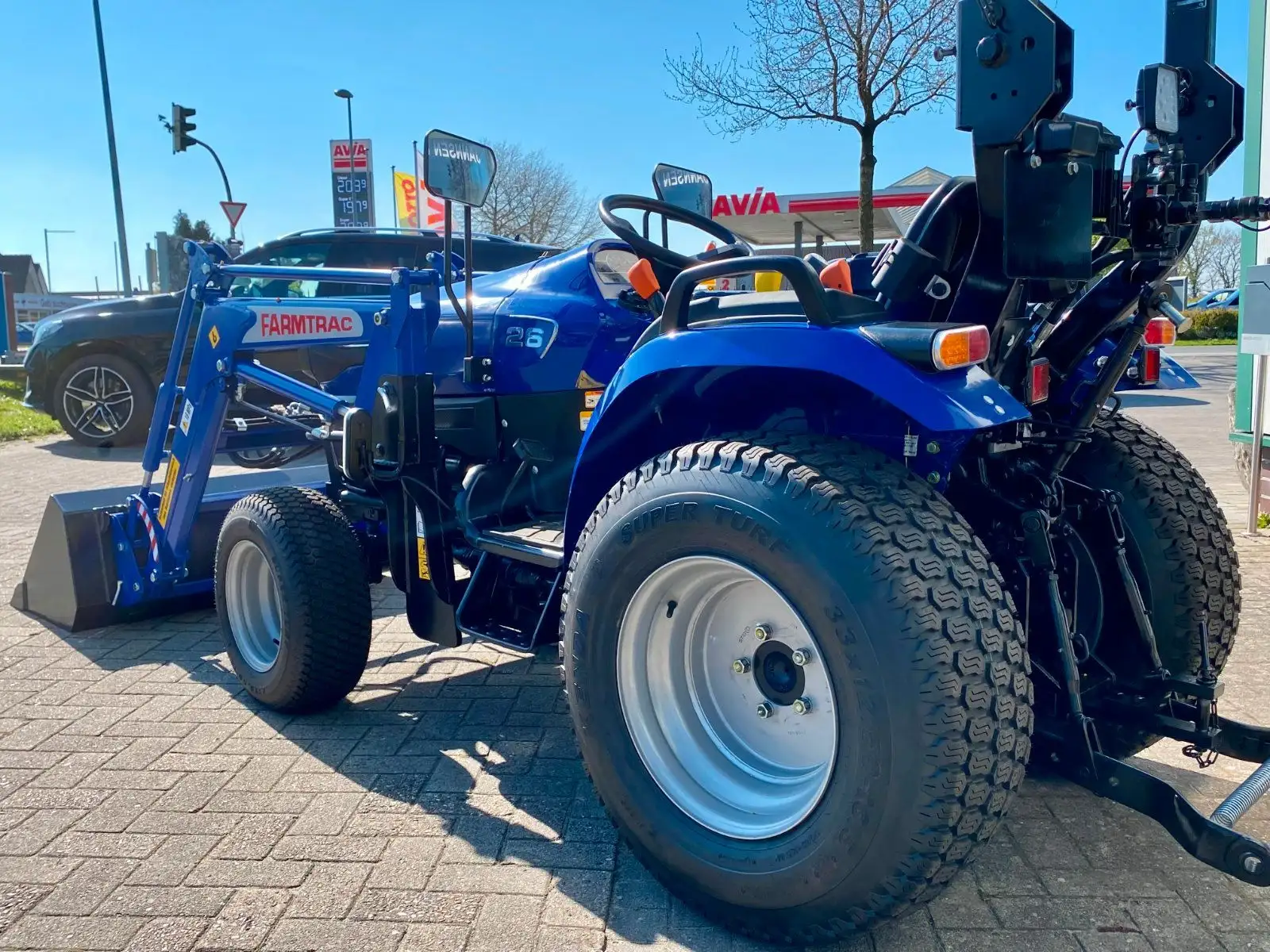 Jannsen_Automobile_Landmaschinen_Sortiment_Farmtrac26_Rasenbereifung_03