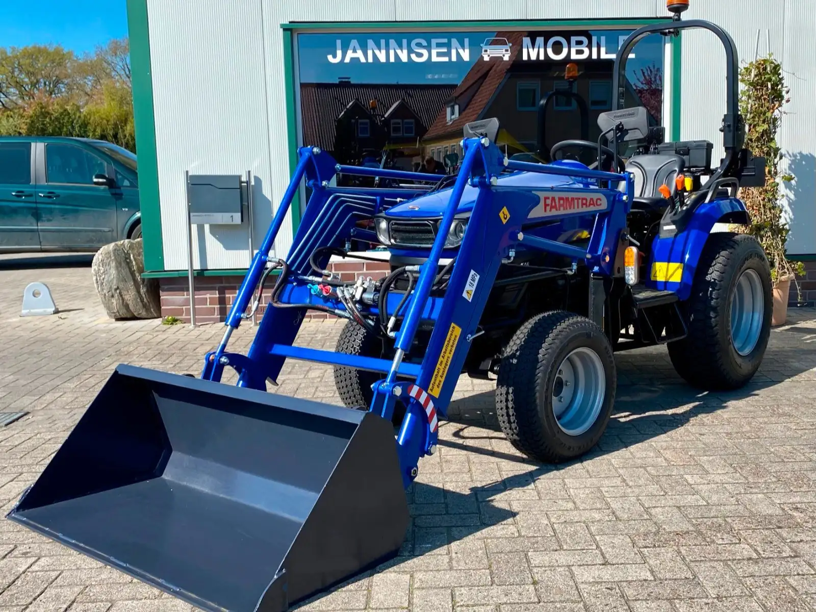 Jannsen_Automobile_Landmaschinen_Sortiment_Farmtrac26_Rasenbereifung_04