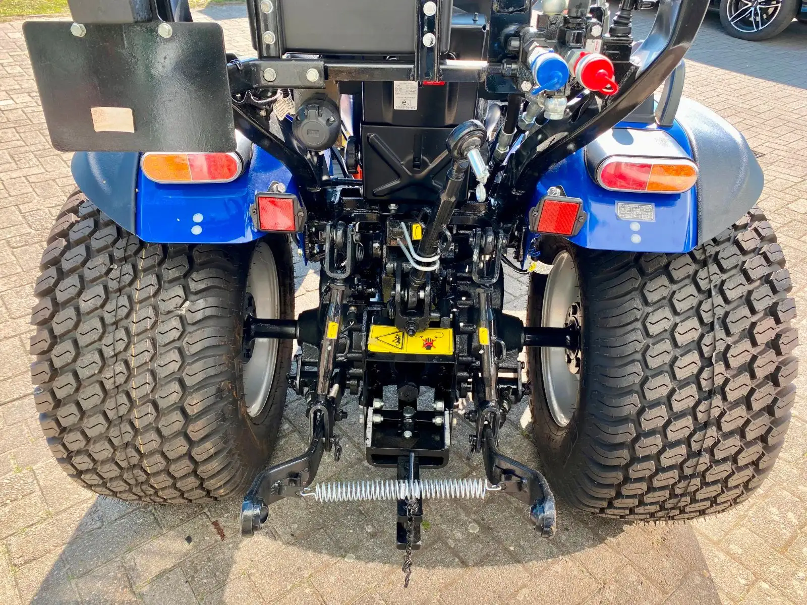 Jannsen_Automobile_Landmaschinen_Sortiment_Farmtrac26_Traktor_Rasenbereifung_01