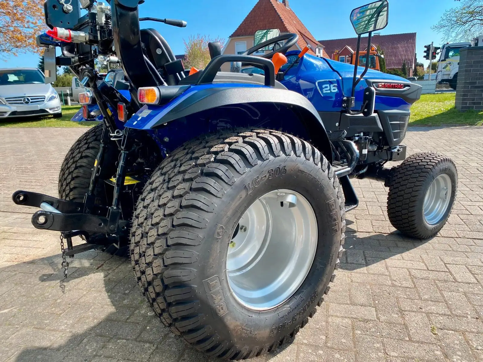Jannsen_Automobile_Landmaschinen_Sortiment_Farmtrac26_Traktor_Rasenbereifung_02