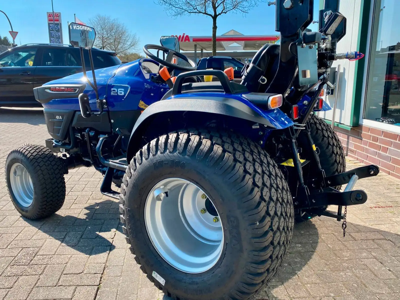 Jannsen_Automobile_Landmaschinen_Sortiment_Farmtrac26_Traktor_Rasenbereifung_03