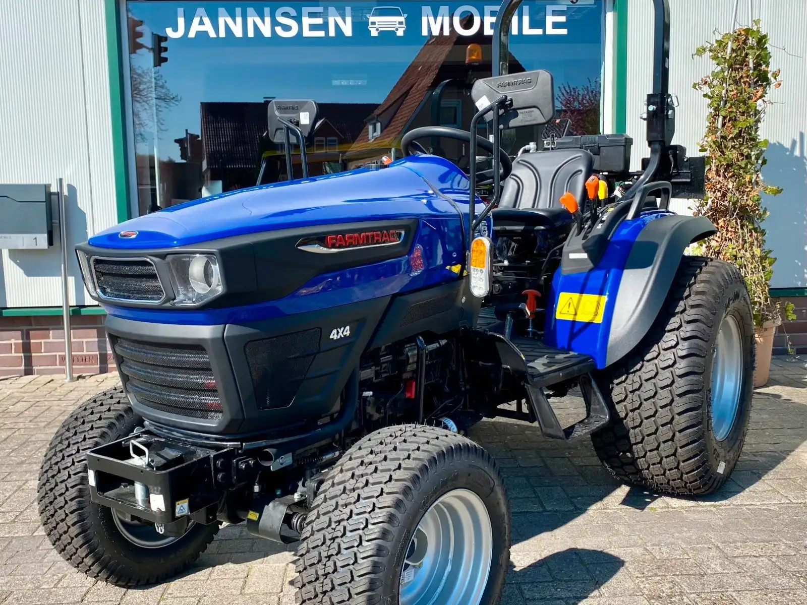 Jannsen_Automobile_Landmaschinen_Sortiment_Farmtrac26_Traktor_Rasenbereifung_04