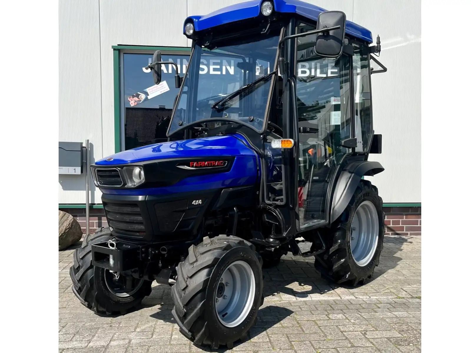Jannsen_Automobile_Landmaschinen_Sortiment_Farmtrac_Kompakttraktor_01