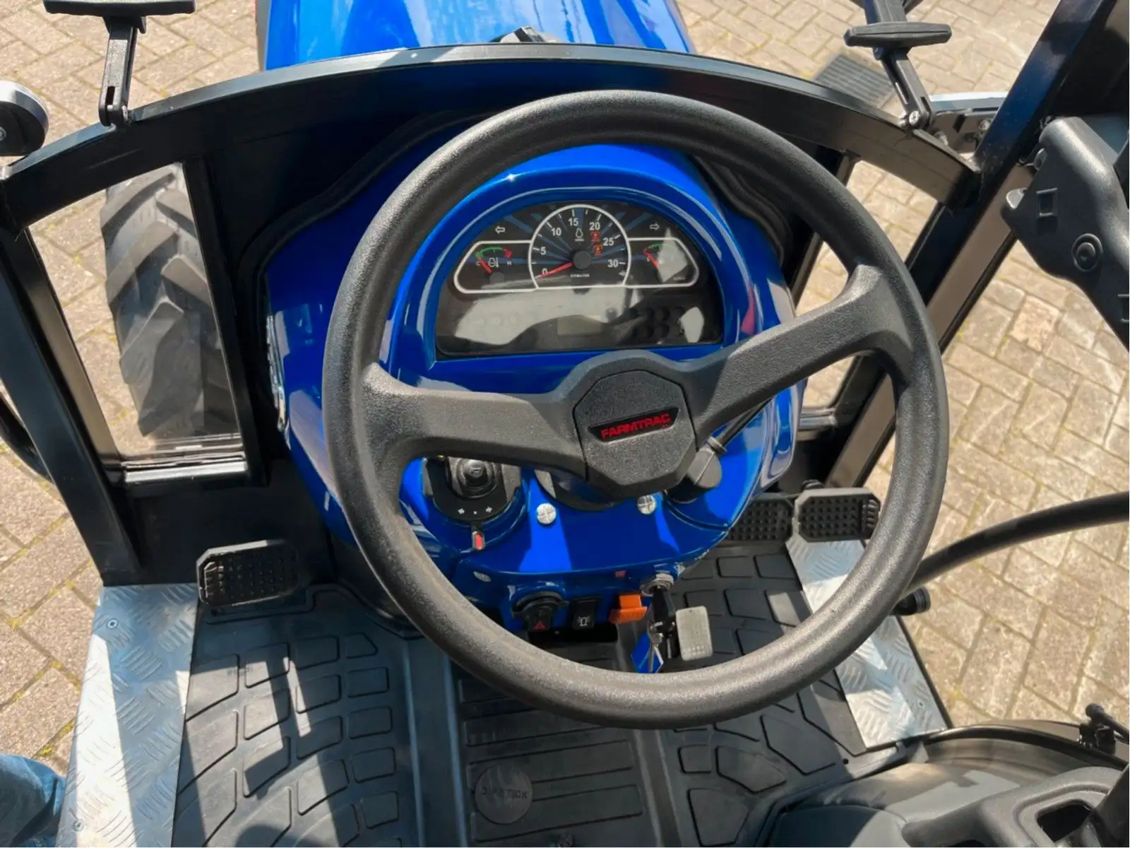 Jannsen_Automobile_Landmaschinen_Sortiment_Farmtrac_Kompakttraktor_07