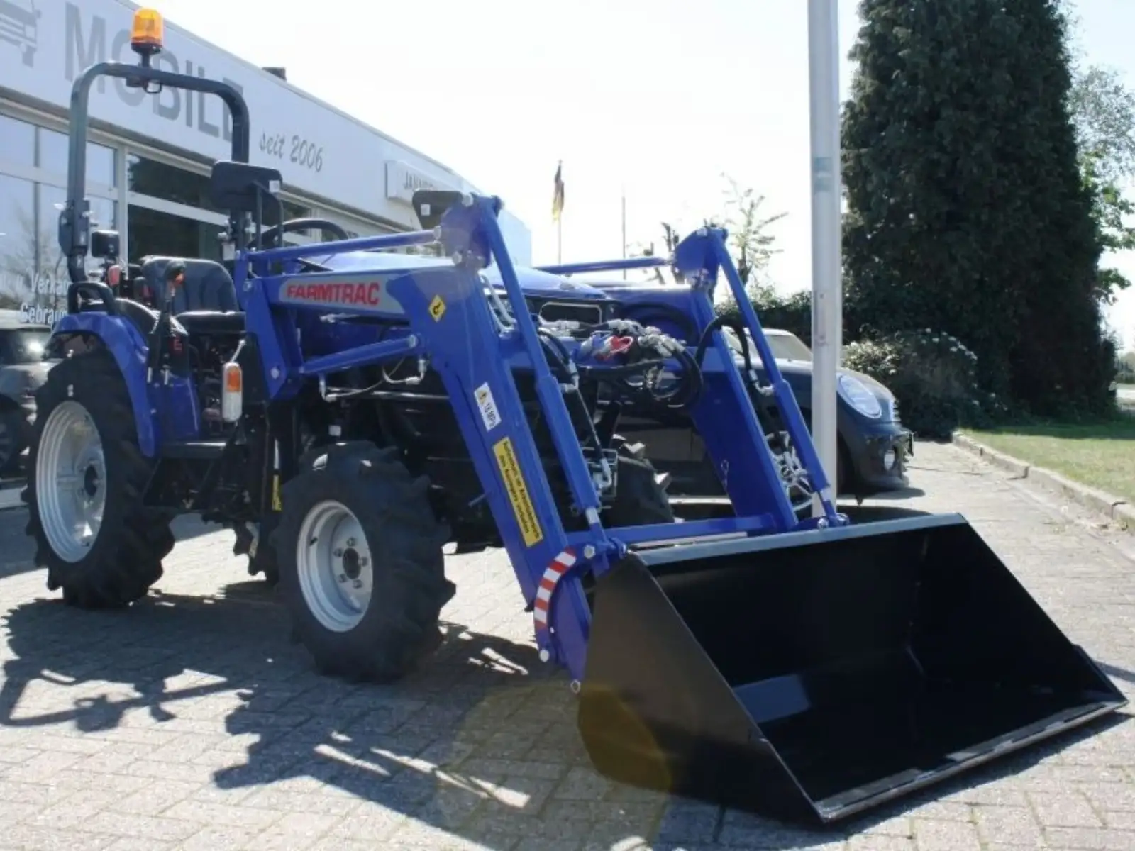 Jannsen_Automobile_Landmaschinen_Sortiment_Farmtrac_Traktor_Ackerstolle_01