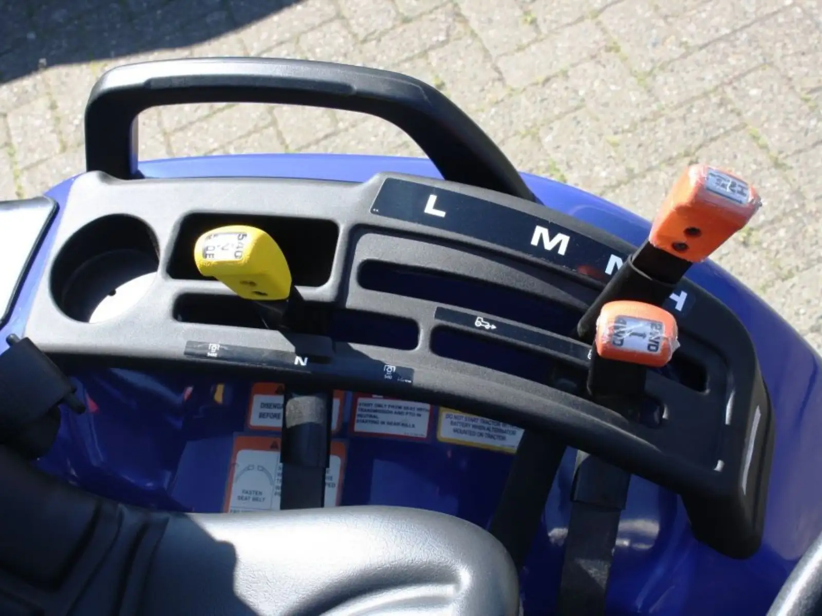 Jannsen_Automobile_Landmaschinen_Sortiment_Farmtrac_Traktor_Ackerstolle_05