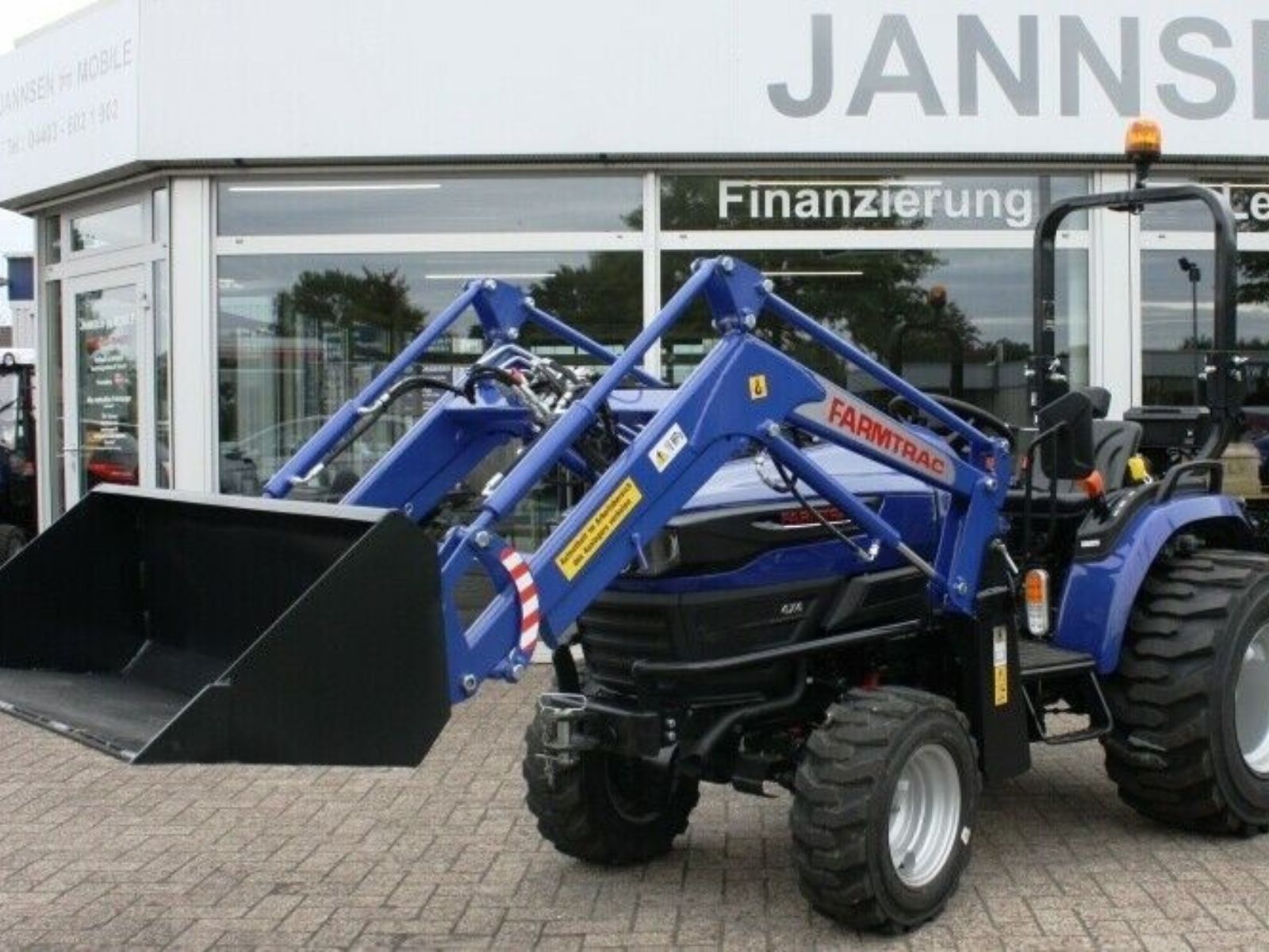 Jannsen_Automobile_Landmaschinen_Farmtrac22_Frontlader_Industriebereifung-03