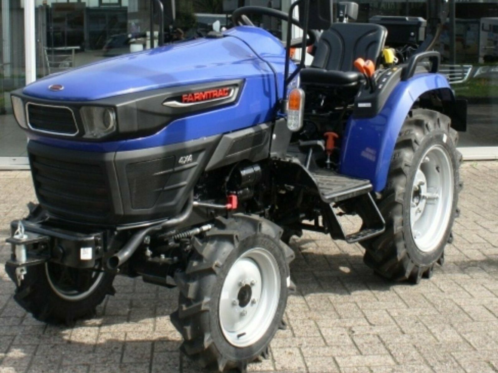 Jannsen_Automobile_Landmaschinen_Farmtrac22_Traktor-01