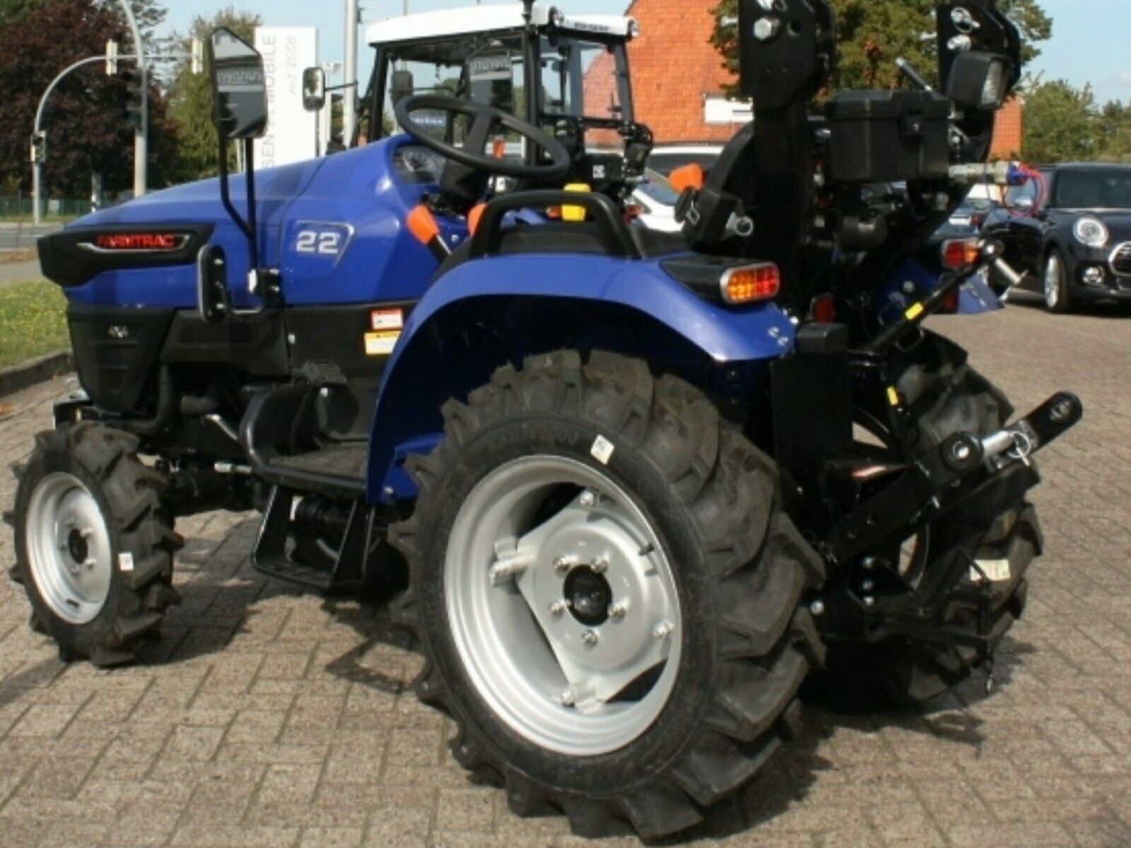 Jannsen_Automobile_Landmaschinen_Farmtrac22_Traktor-02