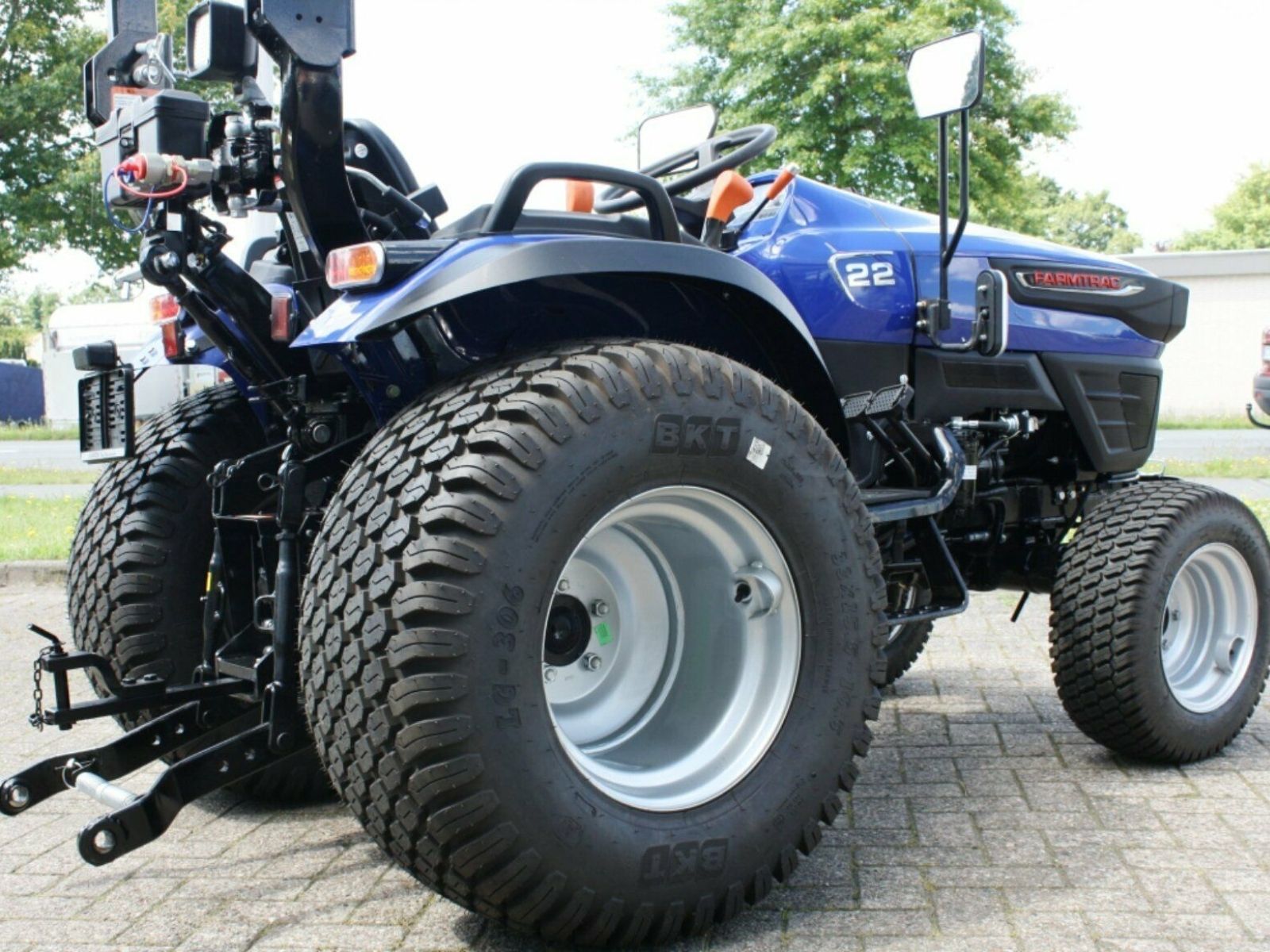Jannsen_Automobile_Landmaschinen_Farmtrac22_Traktor_Rasenbereifung-01