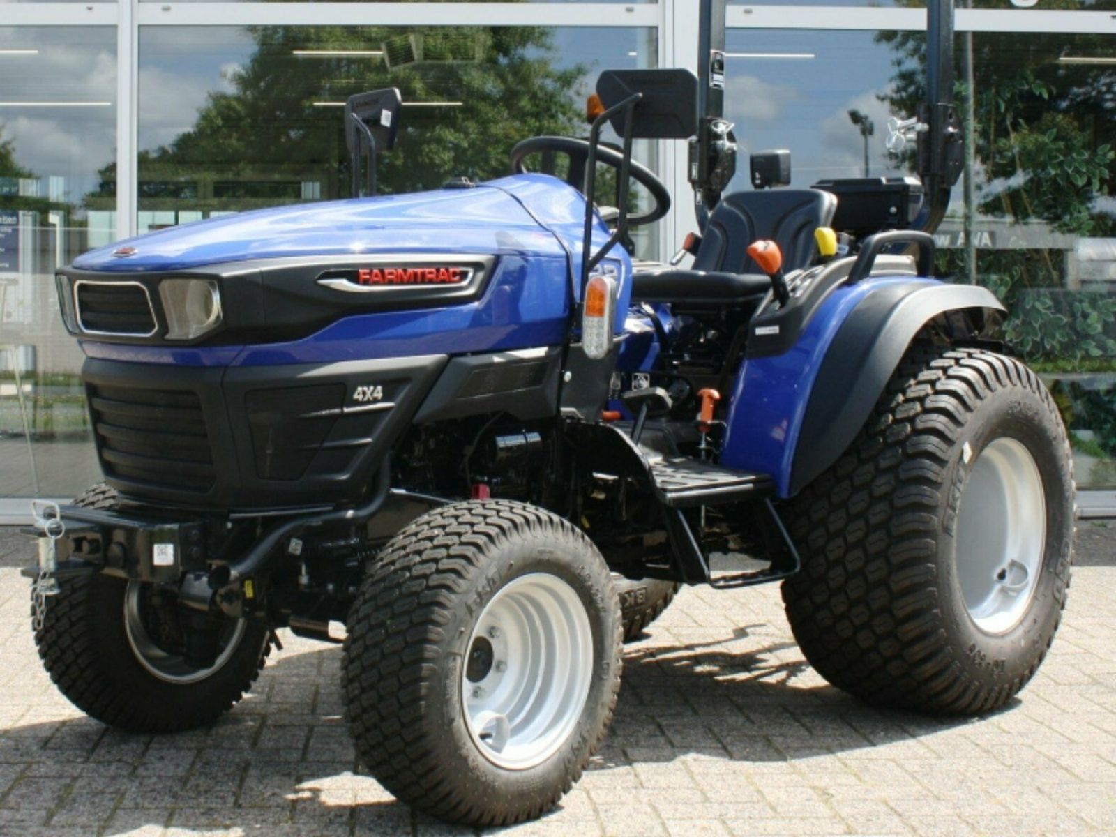 Jannsen_Automobile_Landmaschinen_Farmtrac22_Traktor_Rasenbereifung-02