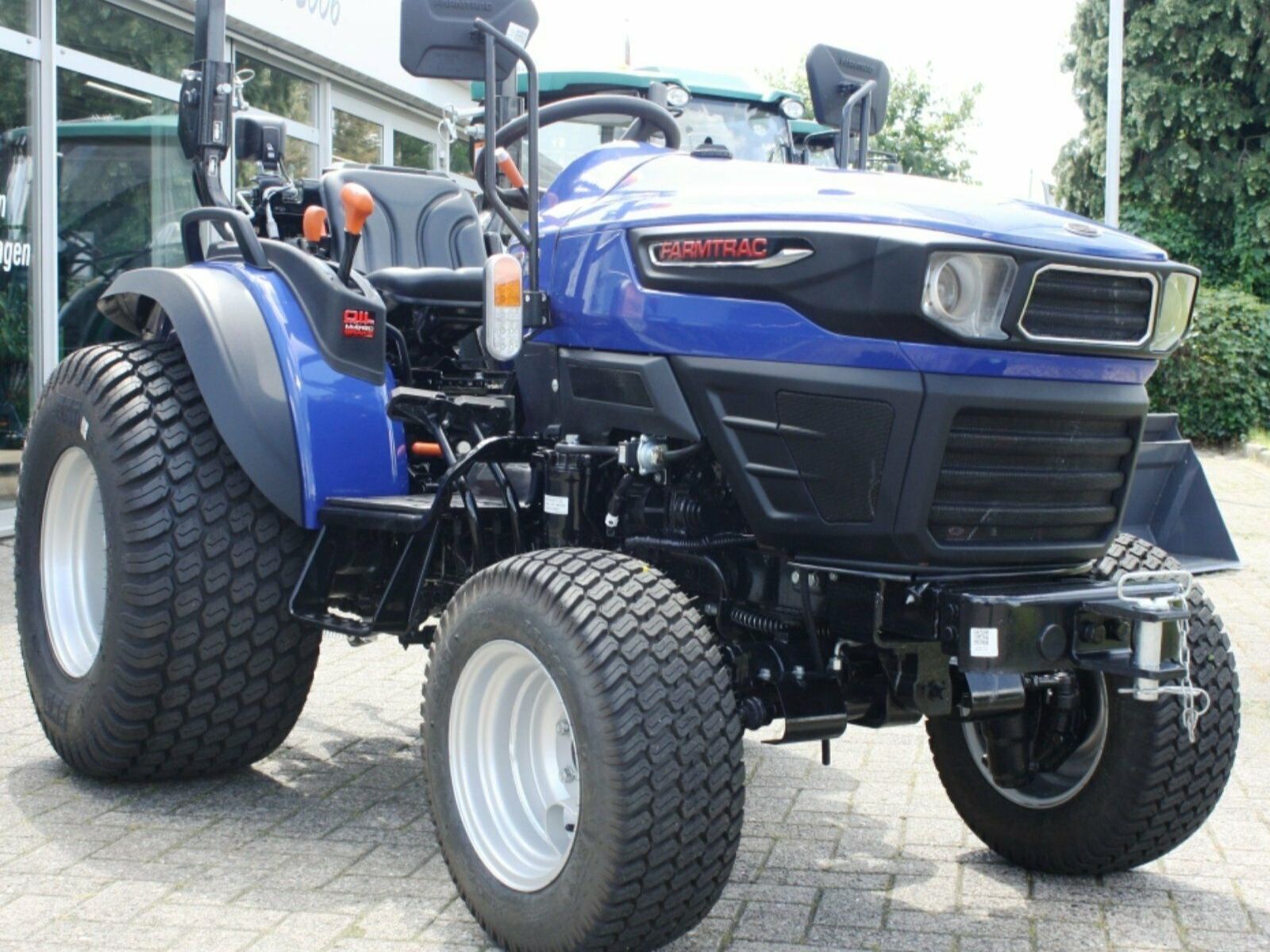 Jannsen_Automobile_Landmaschinen_Farmtrac22_Traktor_Rasenbereifung-03