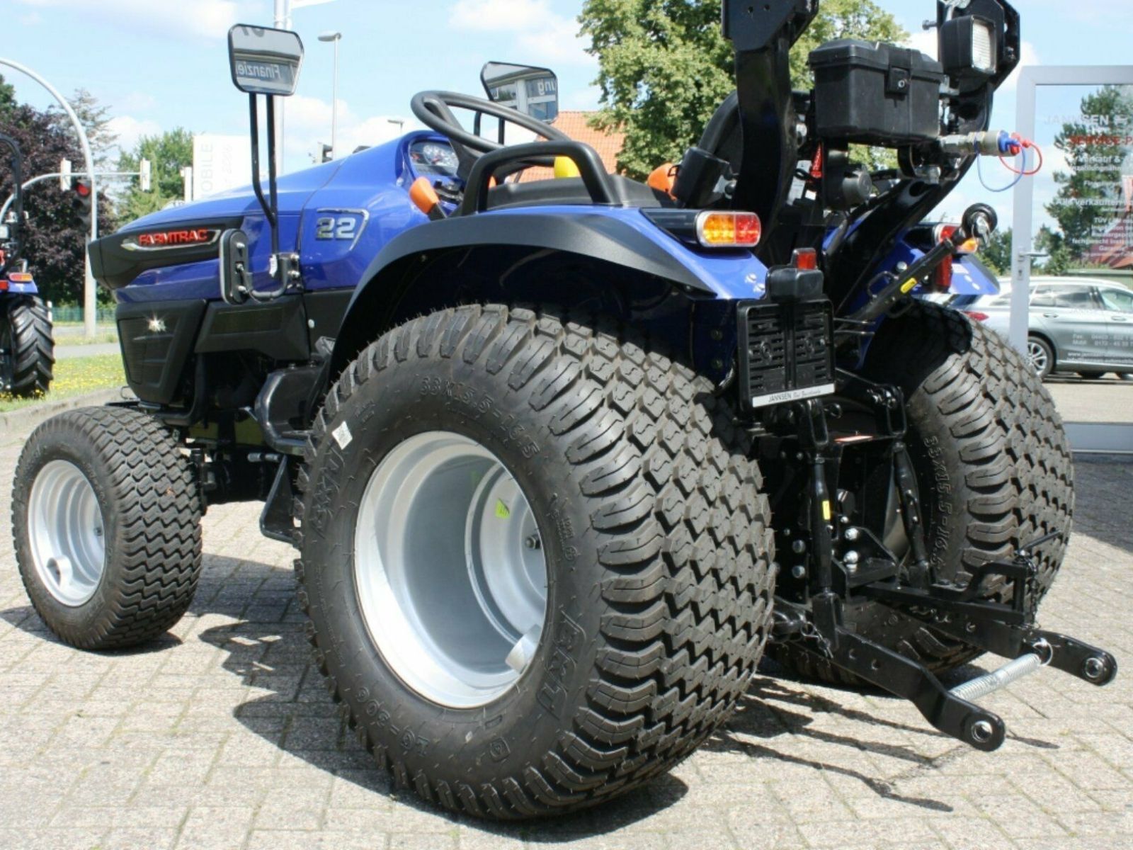 Jannsen_Automobile_Landmaschinen_Farmtrac22_Traktor_Rasenbereifung-06